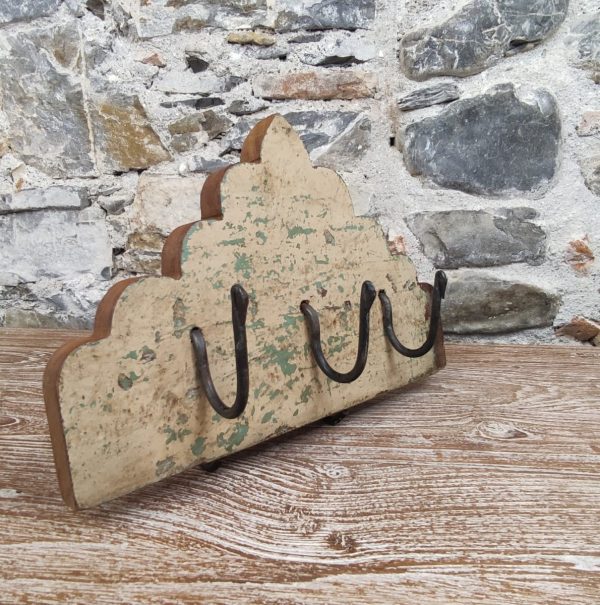 appendiabiti legno tre ganci forma a cupola colore chiaro