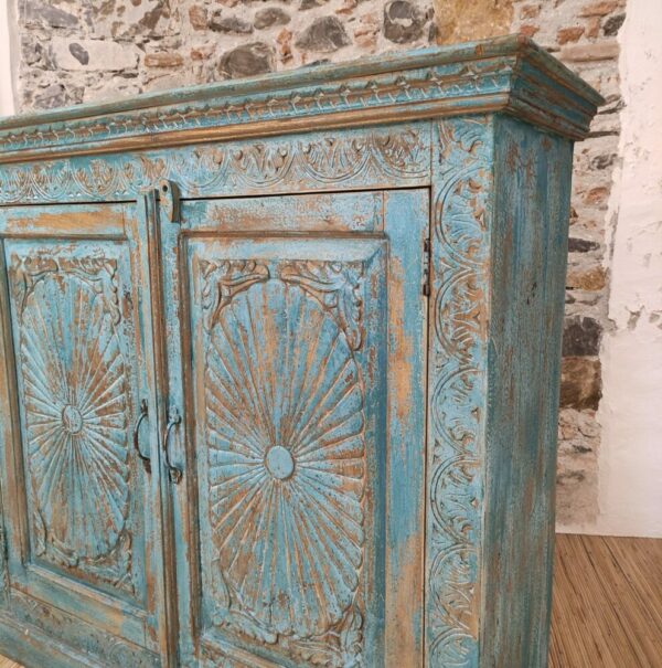 ante intagliate con sole di credenza indiana blu