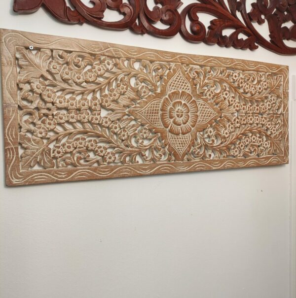 decorazione da parete in legno chiaro a fiori
