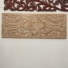 decorazione da parete in legno chiaro intagliato orizzontale