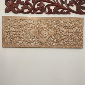 decorazione da parete in legno chiaro intagliato orizzontale