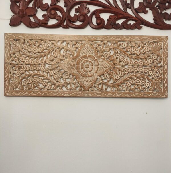 decorazione da parete in legno chiaro intagliato orizzontale