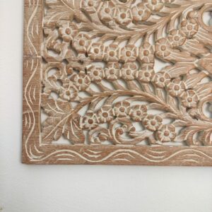 dettaglio della decorazione da parete in legno chiaro intagliato