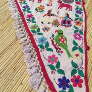 dettaglio di fiori e pappagallo ricamati su sovraporta indiano ad arco