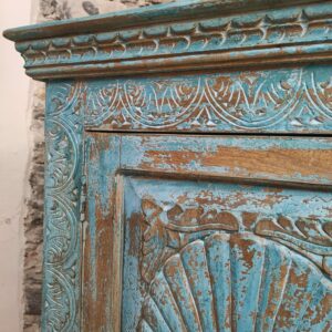 dettaglio dell'intaglio superiore di credenza indiana blu