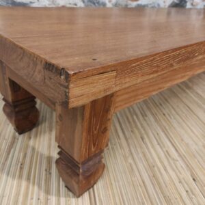 angolo di tavolino lungo in legno indonesiano