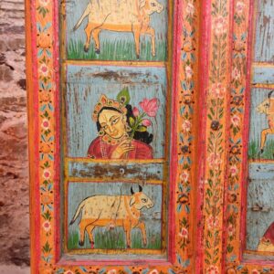 dettaglio figura femminile su finestra indiana decorativa