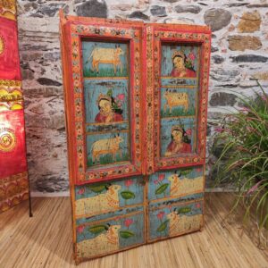 finestra indiana decorativa dipinta di rosso azzurro con figure