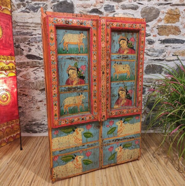finestra indiana decorativa dipinta di rosso azzurro con figure