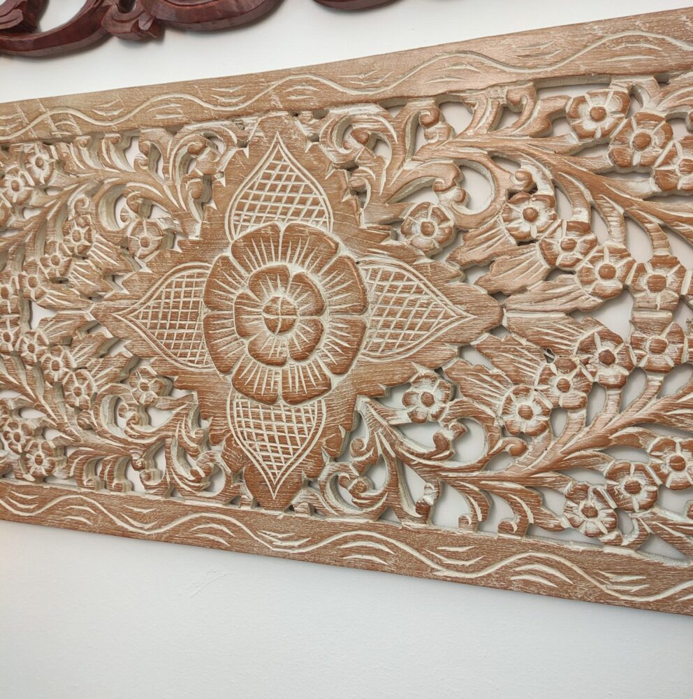 fiore centrale della decorazione da parete in legno chiaro intagliato