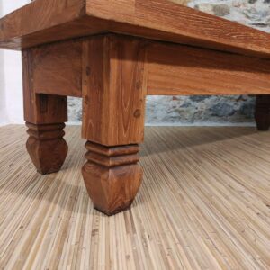 gamba in legno intagliata di tavolino indonesiano