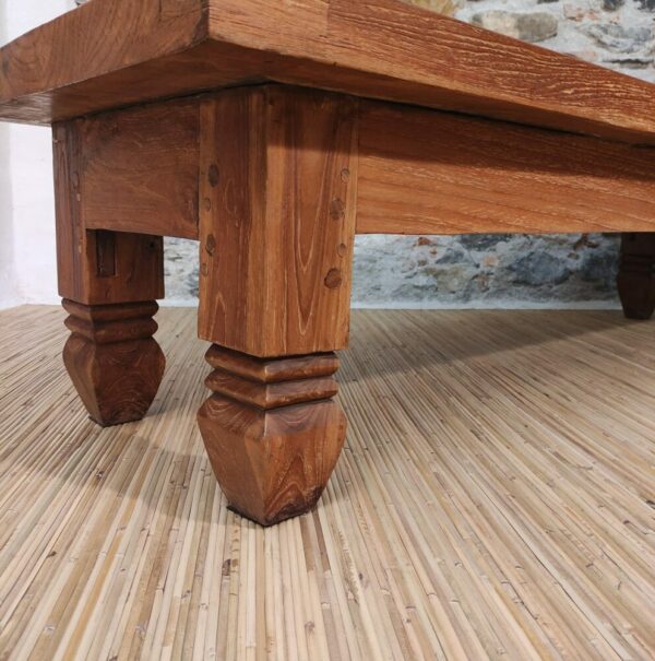 gamba in legno intagliata di tavolino indonesiano