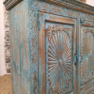 lato e ante intagliate di credenza indiana blu shabby