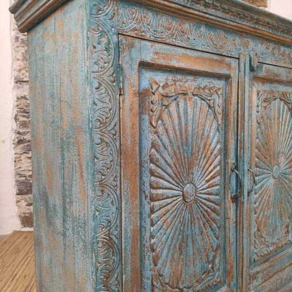 lato e ante intagliate di credenza indiana blu shabby