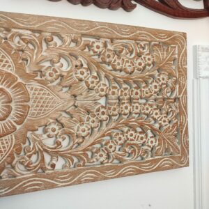 intaglio della decorazione da parete in legno chiaro sbiancato