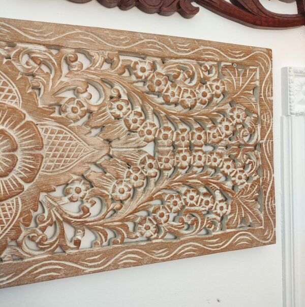 intaglio della decorazione da parete in legno chiaro sbiancato