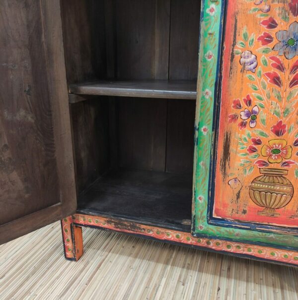 interno color legno mobiletto indiano a fiori