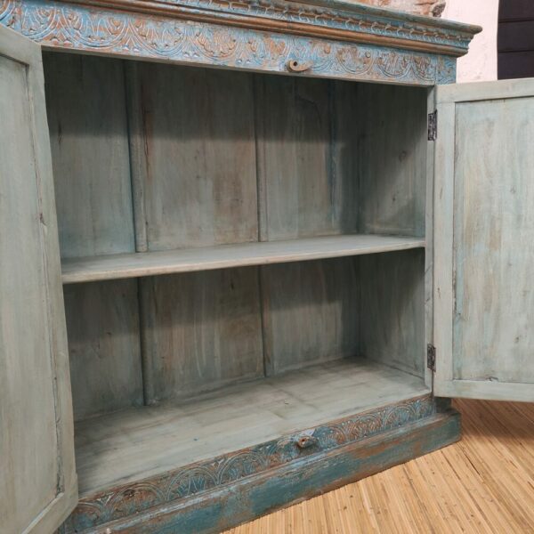 Interno con un ripiano di credenza indiana blu