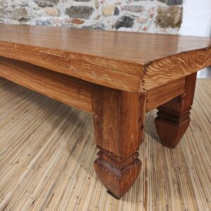 lato e gambe intagliate di tavolino legno indonesiano