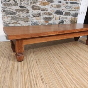 piano e gambe di tavolino in legno indonesiano lungo