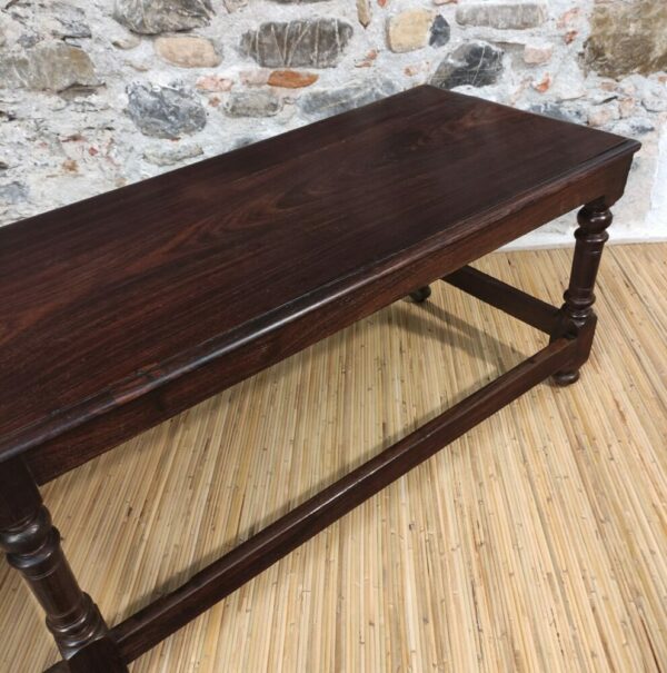 dettaglio del piano di panca in legno indiana coloniale