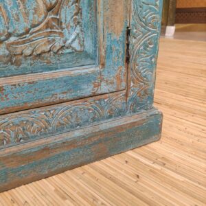 Dettaglio piede di credenza indiana blu