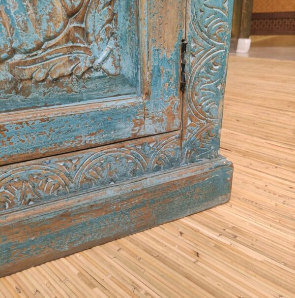 Dettaglio piede di credenza indiana blu