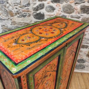 piano decorato di mobiletto indiano arancione a fiori