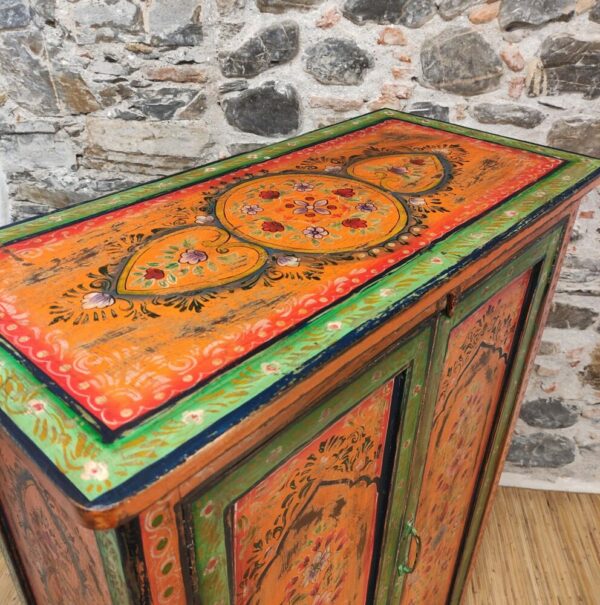 piano decorato di mobiletto indiano arancione a fiori