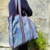 borsa shopping azzurra indossata a spalla