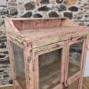dettaglio di vetrina indiana vintage rosa