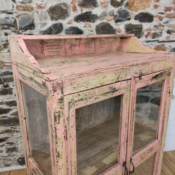 dettaglio di vetrina indiana vintage rosa