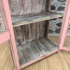 interno sbiancato di vetrina indiana vintage rosa