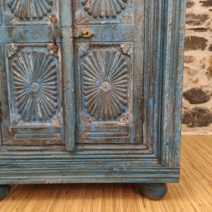 mobiletto indiano blu con antica finestra