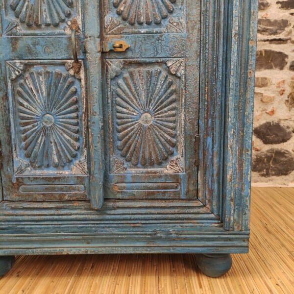 mobiletto indiano blu con antica finestra