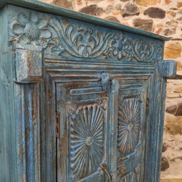 decorazione intagliata di mobiletto indiano blu