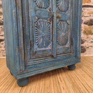 decorazione intagliata di mobiletto indiano blu