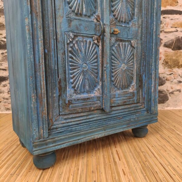 decorazione intagliata di mobiletto indiano blu