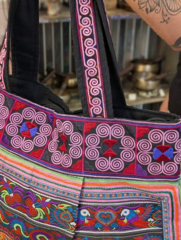 DECORAZIONE SEUI MANICI DI BORSA THAILANDESE