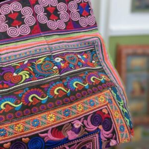 DETTAGLIO DECORAZIONE DI BORSA THAILANDESE RICAMATA