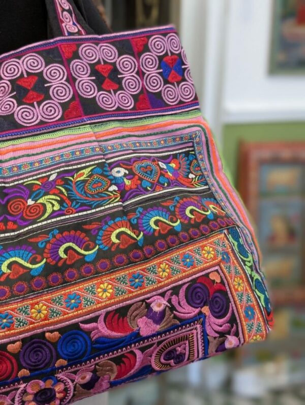DETTAGLIO DECORAZIONE DI BORSA THAILANDESE RICAMATA