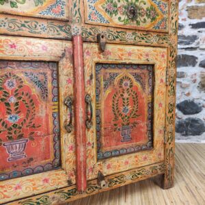 Sportello decorato a fiori di mobiletto credenza giallo