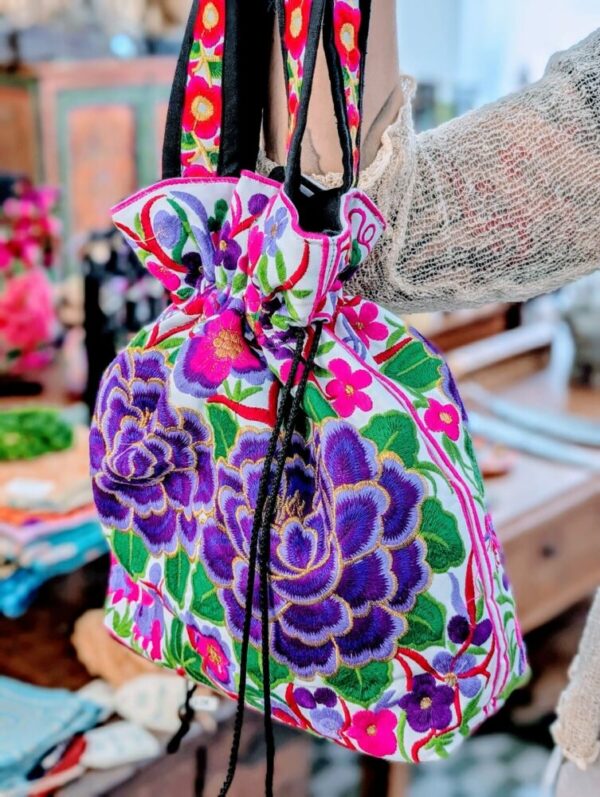 BORSA THAI A SPALLA RICAMO A FIORI - immagine 2