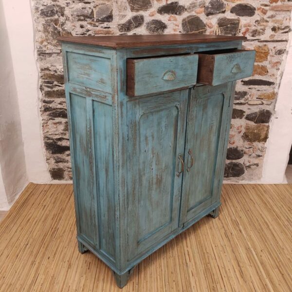 cassetti aperti di credenza alta azzurra indiana