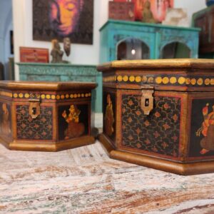 dettaglio di chiusura portagioie indiani decorati con figure tradizionali