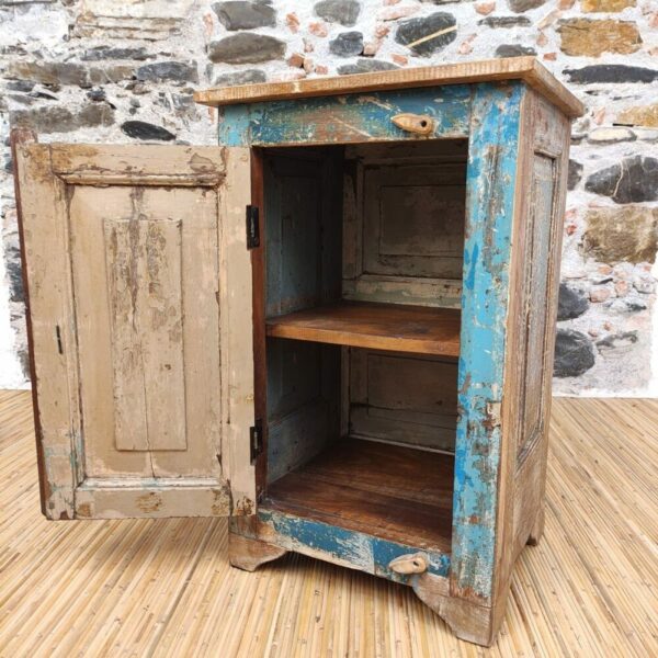 comodino rustico azzurro e bianco aperto