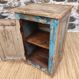 interno di comodino rustico azzurro e bianco