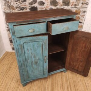 credenza alta azzurra con sportello aperto