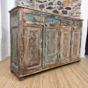 credenza azzurra decorata con porte antiche indiane