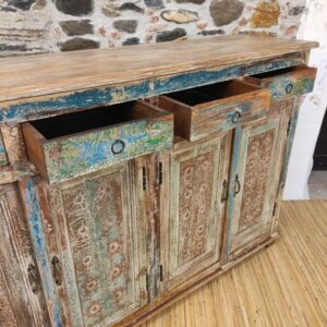 cassetti aperti di credenza azzurra decorata indiana